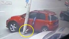 Phì cười clip nữ tài xế dùng chân để phanh ô tô như đi xe đạp