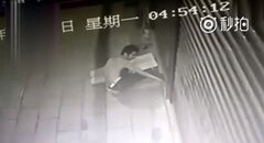 Video: Tên trộm xui xẻo bị kẹp chân vào cửa cuốn suốt đêm