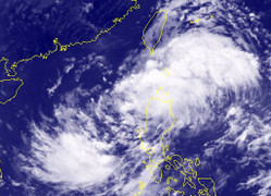 Áp thấp nhiệt đới đã vào Biển Đông, khả năng mạnh lên thành bão