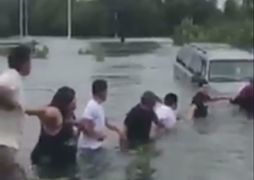 Video: Hàng rào người hợp sức cứu người đàn ông chìm trong nước lũ