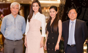 Hoa hậu Đỗ Mỹ Linh nghe lời dặn của chuyên gia trước khi dự thi Miss World 2017