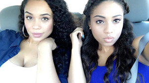 Bối rối trước loạt ảnh mẹ và con gái nhìn như chị em sinh đôi