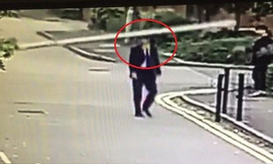 Đang thảnh thơi đi bộ, nhân viên tài chính bị barie đập trúng đầu