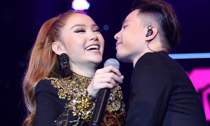 Trịnh Thăng Bình công khai khóa môi Minh Hằng trên sân khấu