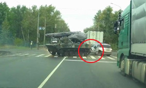 Xe tăng Nga bẻ lái 'khét lẹt', đâm móp ô tô con giữa ngã tư