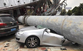 Kinh hãi cột biển quảng cáo khổng lồ đổ sập, đè nát hàng loạt ô tô