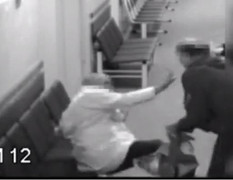 Video: Biết tin không bị ung thư, bệnh nhân đâm chết bác sĩ