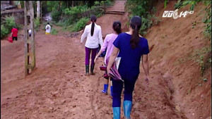 Theo chân thày cô vùng cao lội suối, băng rừng vận động trẻ đến trường