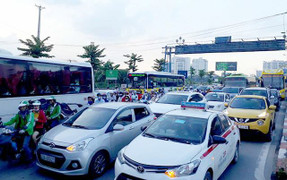 Dân đổ về nghỉ lễ 2/9, cửa ngõ Hà Nội, TP.HCM xe không thể nhích nổi