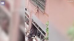 Thót tim cảnh bé trai 2 tuổi lơ lửng kẹt giữa song sắt ban công tầng 3