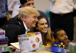 Ảnh: Tổng thống Mỹ Donald Trump tới thăm nạn nhân siêu bão Harvey