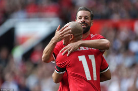 Vắng Ronaldinho, huyền thoại Barcelona vất vả cầm hòa huyền thoại MU