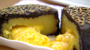 Cách làm bánh trung thu nhân trứng muối chảy sánh mịn tuyệt ngon