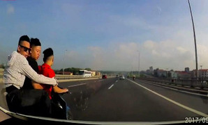 Đi xe máy kẹp ba lạng lách trước đầu ô tô, trêu ngươi 'tử thần'
