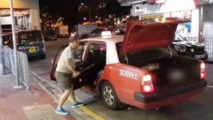 Video: Gã tài xế côn đồ hung hăng dùng thanh kim loại dọa đánh khách