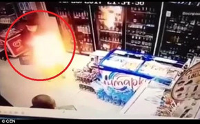 Bị từ chối tình cảm, người đàn ông thất tình châm lửa tự thiêu trong siêu thị