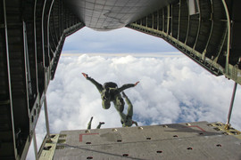 Phi công rơi khỏi trực thăng khi đang bay biểu diễn