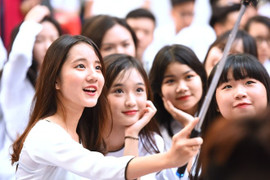 Video: Ngắm vẻ đẹp tinh khôi của nữ sinh Việt Đức trong ngày khai giảng