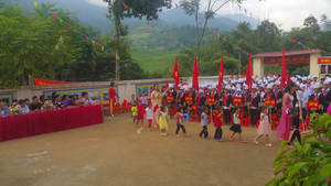 Niềm vui ngày khai trường của học sinh vùng núi Lào Cai