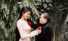 Á hậu Trương Thị May cài hoa hồng cho mẹ nhân lễ Vu Lan