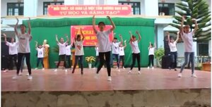 Vũ điệu cực 'chất' của học sinh vùng núi Sơn La trong ngày khai trường