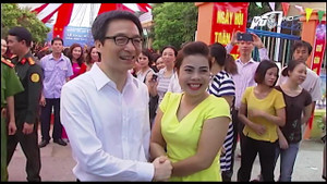 Phó Thủ tướng Vũ Đức Đam vui vẻ chụp ảnh với phụ huynh ngày khai trường