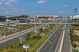 Hà Nội đang 'bó tay' với biển quảng cáo sai phạm tại sân bay Nội Bài