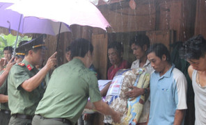 Chiến sỹ công an vượt 500km trao quà cho người dân nghèo Sơn La