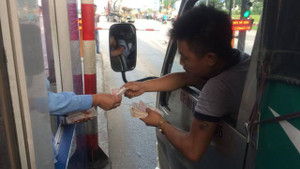 Tài xế dùng tiền lẻ mua vé qua trạm BOT quốc lộ 5: 'Đường xuống cấp mà mức phí quá cao'