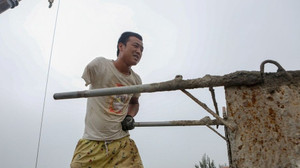 Nghị lực của chàng thợ xây cụt một tay khiến triệu người cảm phục