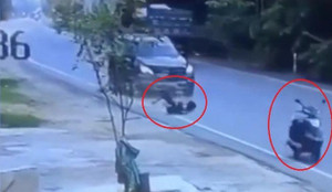 Xe máy tự phóng vọt đi sau tai nạn, bỏ mặc nữ chủ nhân ngã lăn lóc trên đường