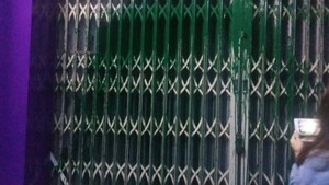 Níu kéo tình cảm bất thành, 'khủng bố' nhà vợ hờ bằng mắm tôm, trứng thối