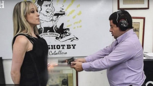 Video: Người đàn ông xả súng vào vợ để thử độ bền áo chống đạn