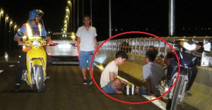 Video: Nhóm đàn ông vô tư ngồi nhậu trên cây cầu vượt biển dài nhất Việt Nam