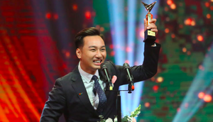 Video: Màn nhận giải thưởng VTV Awards đầy xúc động của MC Thành Trung