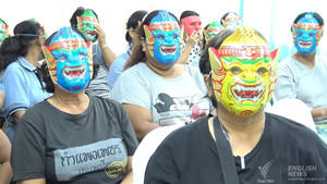 Phụ nữ Thái Lan đeo mặt nạ kỳ quái đi khám phụ khoa