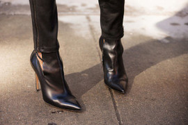 Có gì đặc biệt trong đôi giày kiêm tất đang khiến chị em làng sao 'phát sốt'?