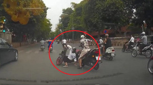 Xe đạp điện vượt đèn đỏ đụng độ nữ 'ninja' lơ đễnh trên phố Hà Nội
