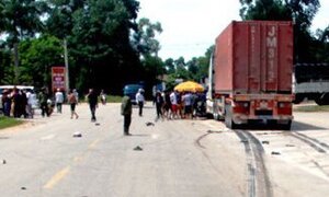 Xe máy bị cuốn vào gầm xe container, 2 người chết thảm