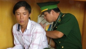 Cứu sống ngư dân sau 2 giờ trôi dạt trên biển