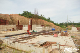 Cận cảnh dự án cấp nước đội vốn 2.500 tỷ đồng nằm ‘đắp chiếu’, sắt thép hoen gỉ