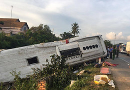 Xe khách húc container, 2 hành khách văng xuống đường chết thảm