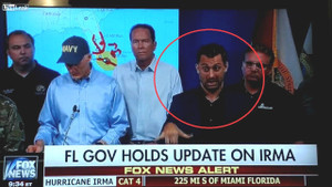 Biểu cảm đặc biệt của phiên dịch viên khi đưa tin bão Irma gây sốt mạng xã hội