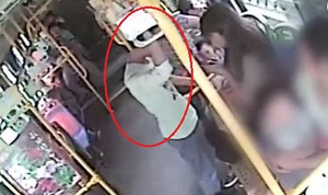 Giở trò đồi bại trên xe buýt, kẻ biến thái bị cô gái dạy bài học đáng nhớ