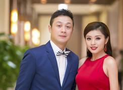 MC Anh Tuấn tình tứ ôm eo sao mai Nguyễn Thu Hằng trong hậu trường