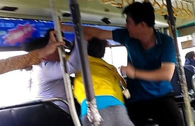 Nhân viên xe buýt và hành khách lao vào ẩu đả ngay trên xe ở TP.HCM