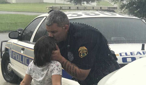 Nghẹn ngào cảnh bố hôn con gái dưới mưa trước khi làm nhiệm vụ trong siêu bão Irma