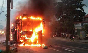 Video: Xe khách giường nằm bốc cháy ngùn ngụt ở Đồng Nai