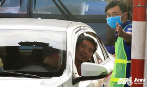 Video: Tài xế dùng tiền lẻ qua trạm BOT Biên Hoà, bấm còi inh ỏi từ sáng sớm