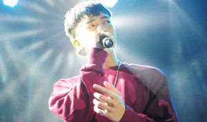 Soobin Hoàng Sơn ‘quẩy’ hết mình trong đêm nhạc đón tân sinh viên